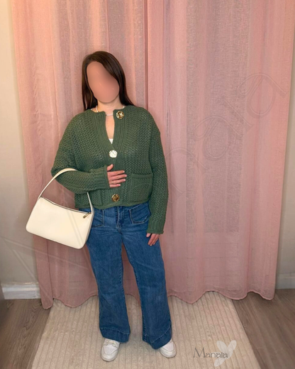 Haut vert aux boutons dorés